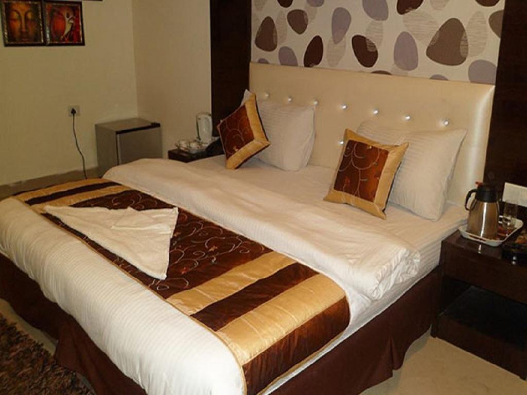 Hotel Parth Palace Ню Делхи Екстериор снимка