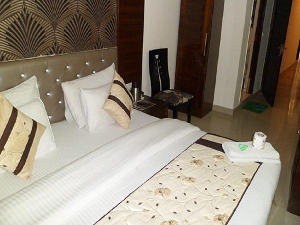 Hotel Parth Palace Ню Делхи Екстериор снимка
