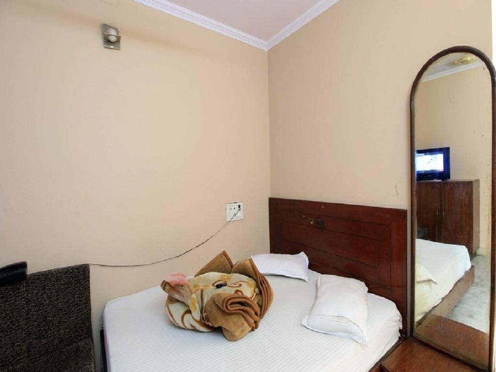Hotel Parth Palace Ню Делхи Екстериор снимка